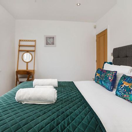 White House Apartments-Free Parking 1 Car Per Apartment Йорк Екстер'єр фото