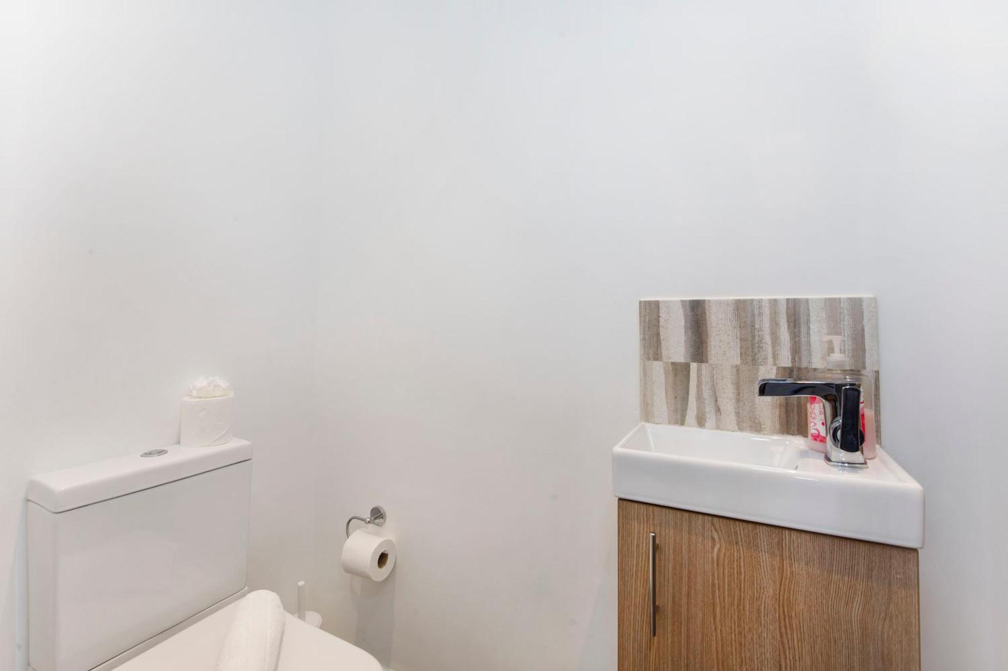 White House Apartments-Free Parking 1 Car Per Apartment Йорк Екстер'єр фото