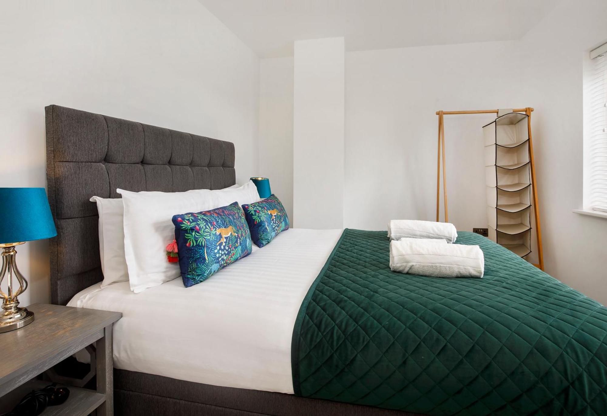 White House Apartments-Free Parking 1 Car Per Apartment Йорк Екстер'єр фото