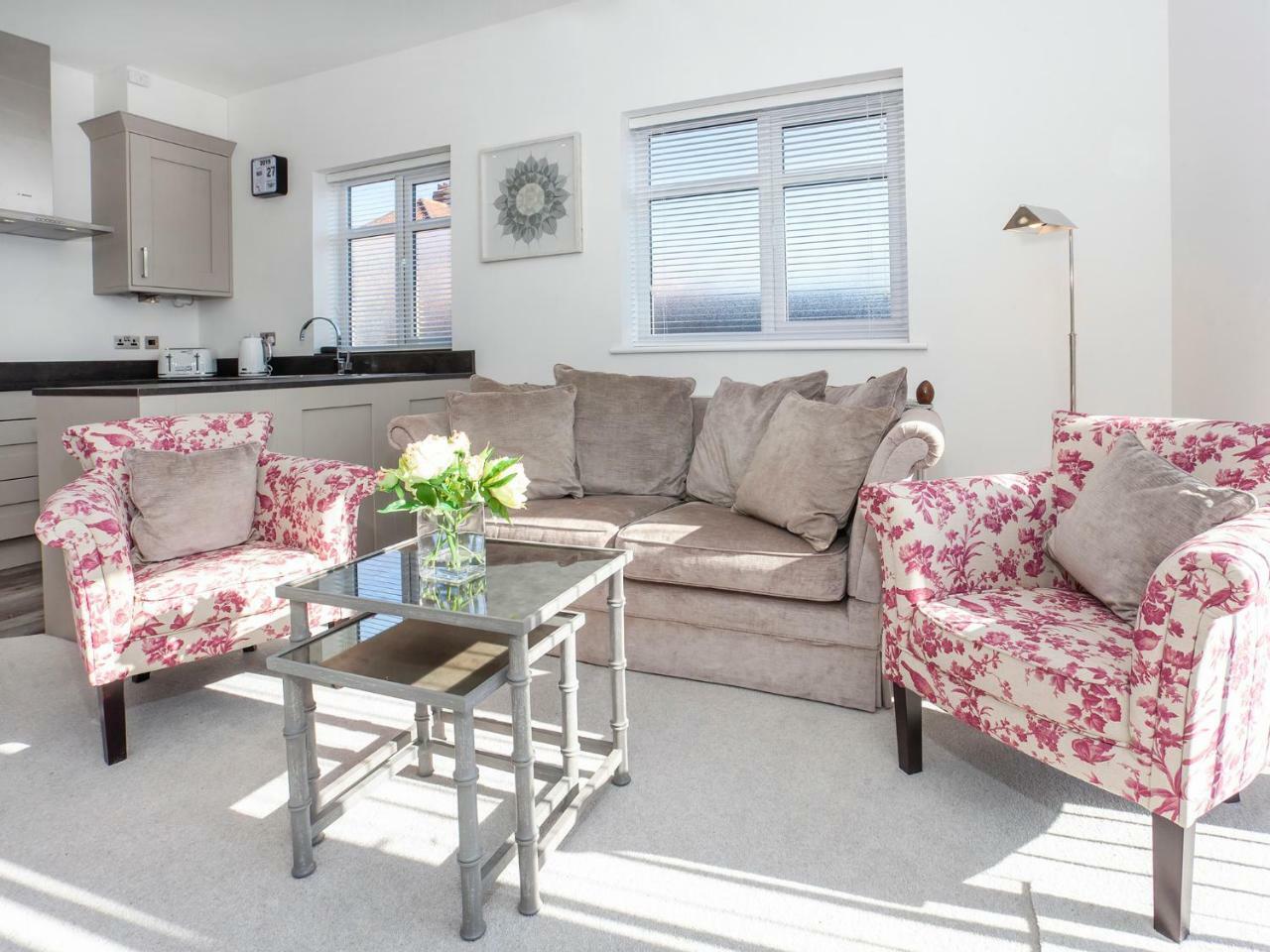 White House Apartments-Free Parking 1 Car Per Apartment Йорк Екстер'єр фото