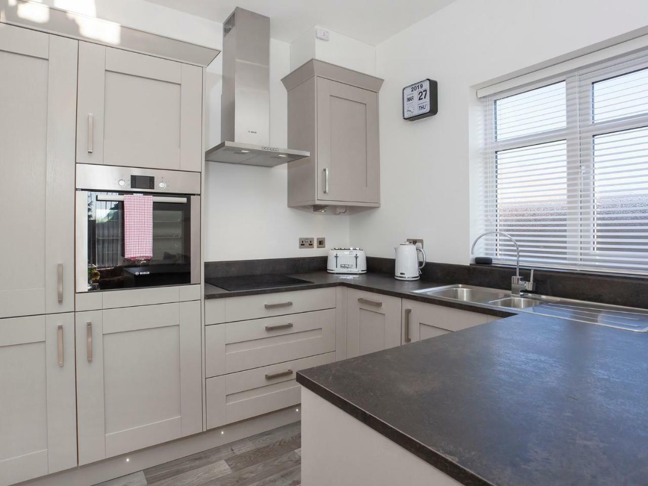 White House Apartments-Free Parking 1 Car Per Apartment Йорк Екстер'єр фото
