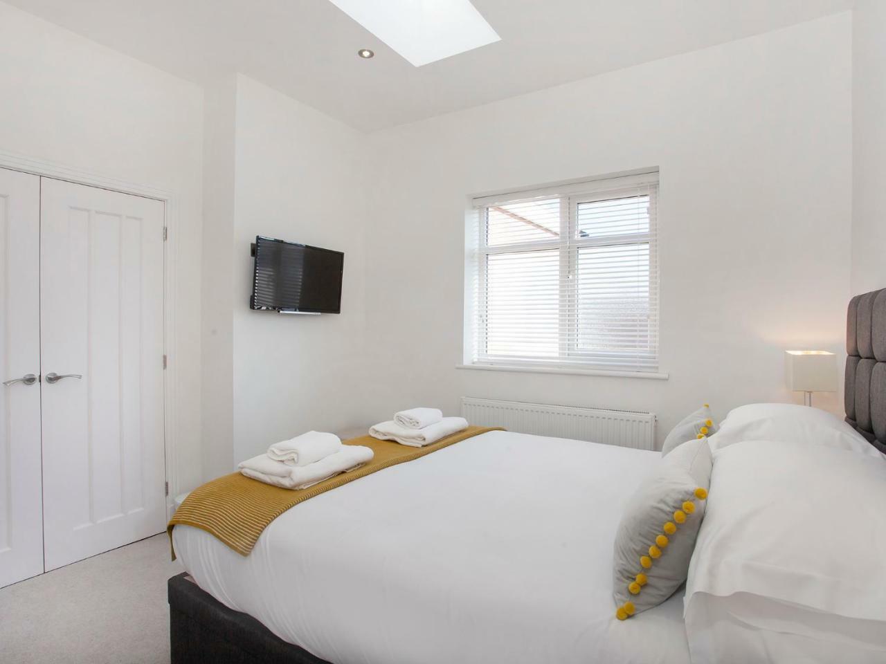 White House Apartments-Free Parking 1 Car Per Apartment Йорк Екстер'єр фото