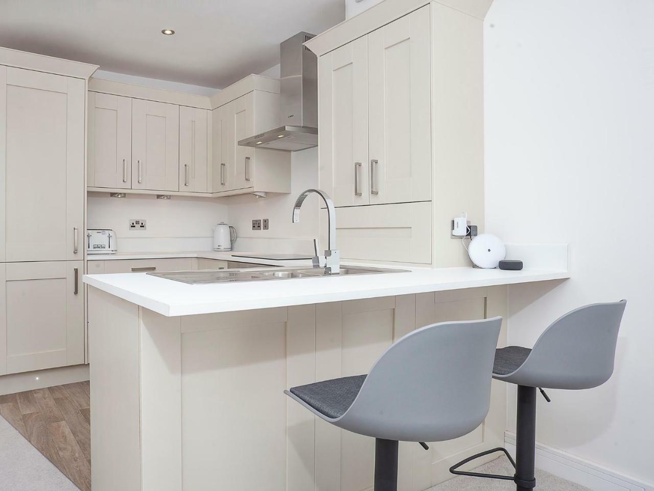 White House Apartments-Free Parking 1 Car Per Apartment Йорк Екстер'єр фото