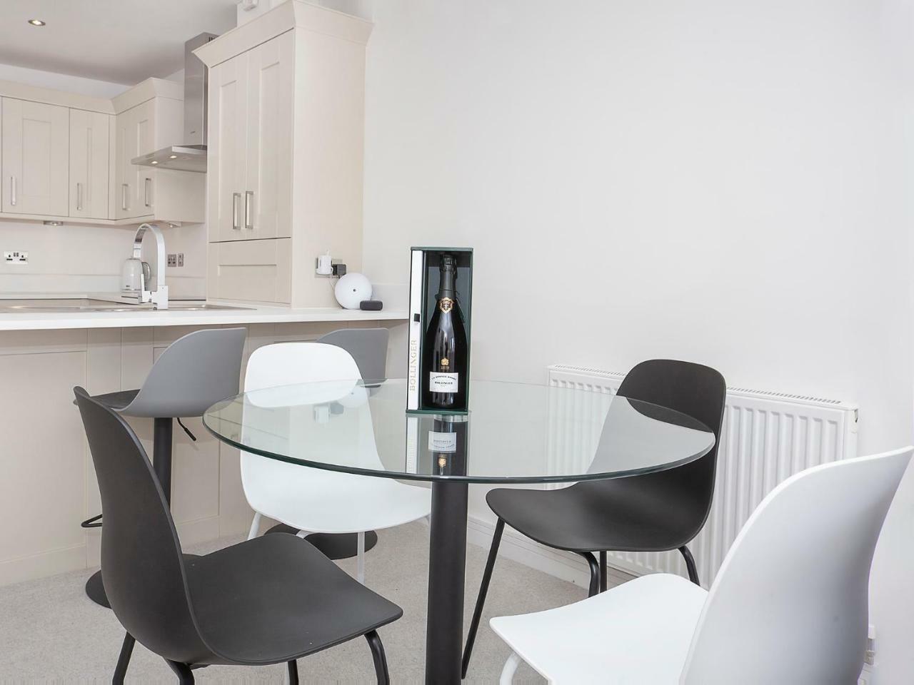 White House Apartments-Free Parking 1 Car Per Apartment Йорк Екстер'єр фото