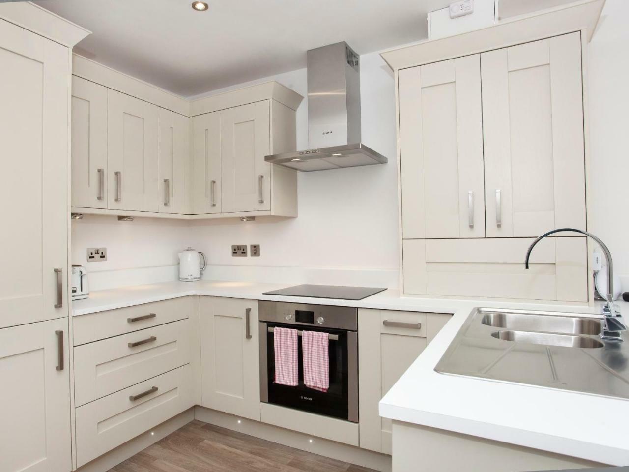 White House Apartments-Free Parking 1 Car Per Apartment Йорк Екстер'єр фото