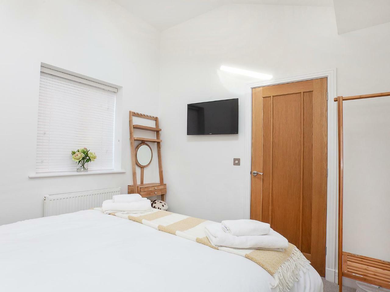 White House Apartments-Free Parking 1 Car Per Apartment Йорк Екстер'єр фото
