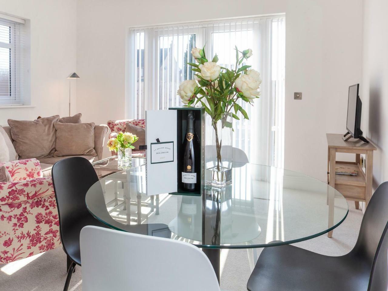 White House Apartments-Free Parking 1 Car Per Apartment Йорк Екстер'єр фото