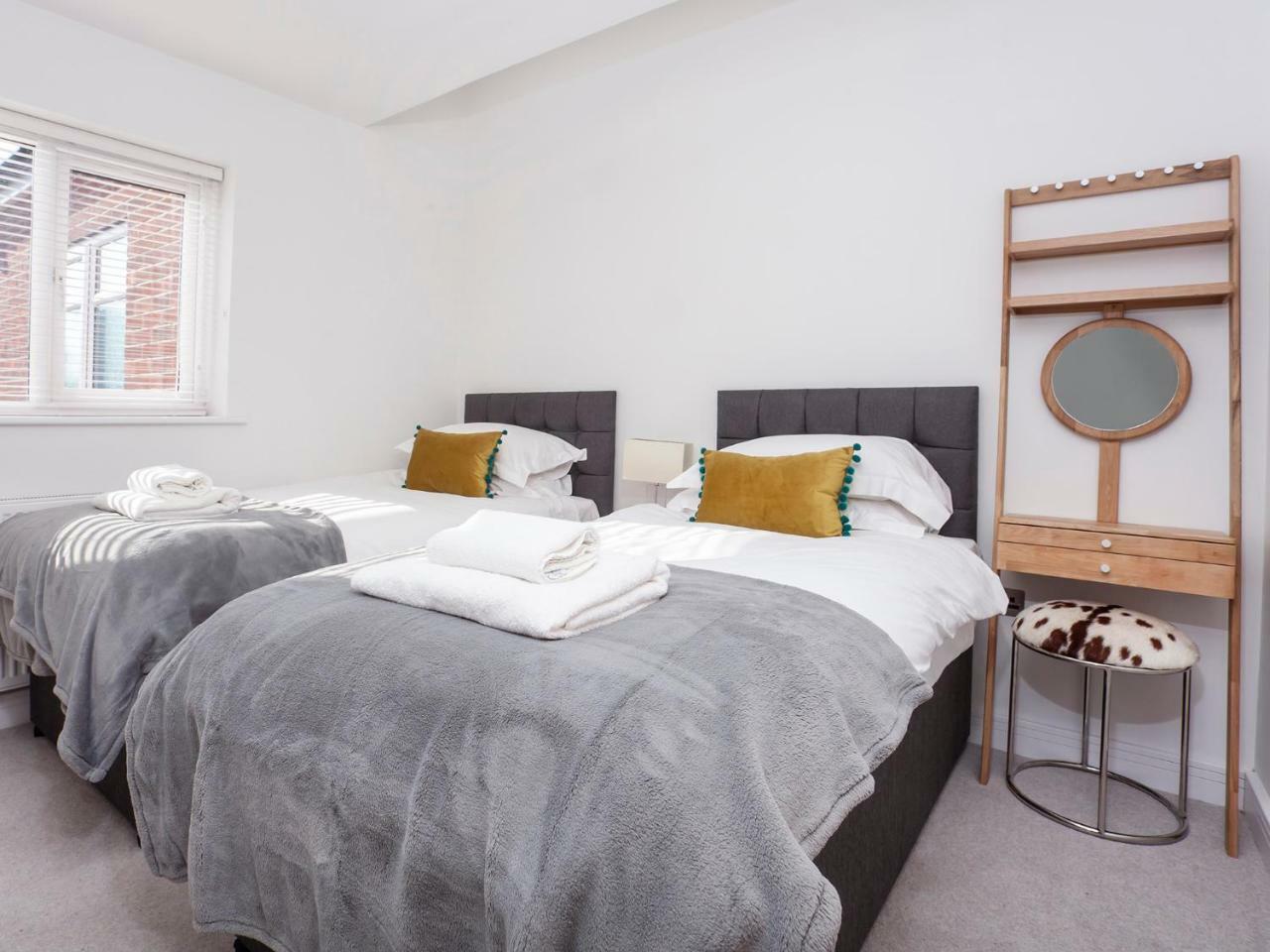 White House Apartments-Free Parking 1 Car Per Apartment Йорк Екстер'єр фото