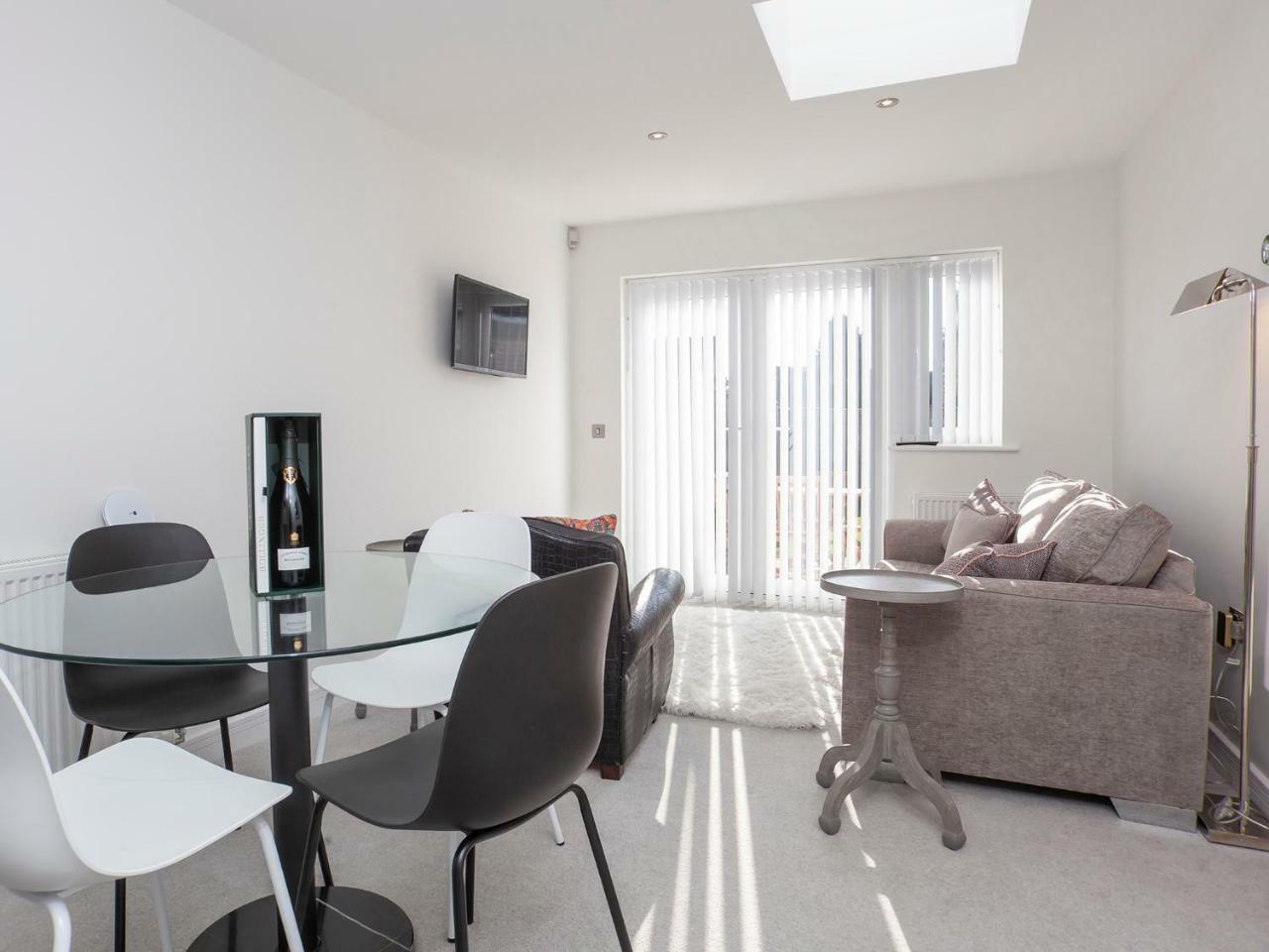 White House Apartments-Free Parking 1 Car Per Apartment Йорк Екстер'єр фото