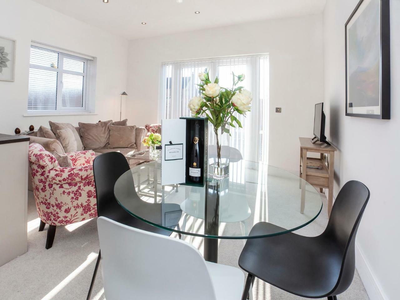 White House Apartments-Free Parking 1 Car Per Apartment Йорк Екстер'єр фото