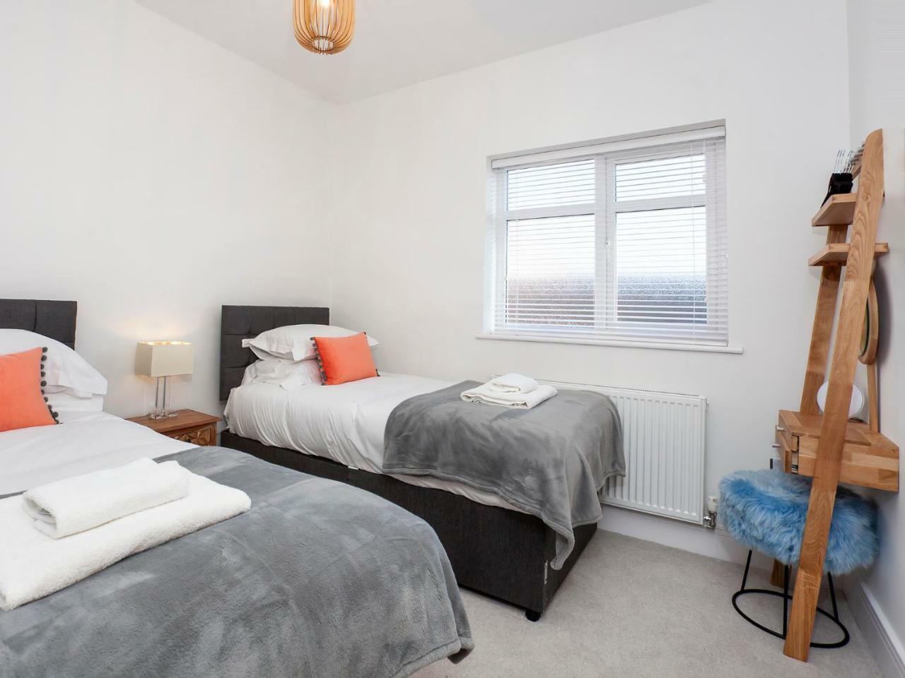 White House Apartments-Free Parking 1 Car Per Apartment Йорк Екстер'єр фото