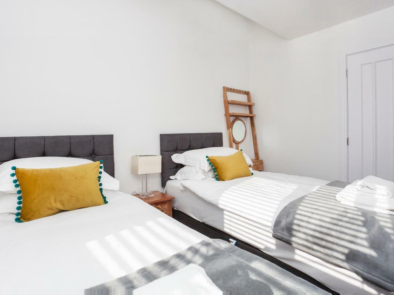 White House Apartments-Free Parking 1 Car Per Apartment Йорк Екстер'єр фото