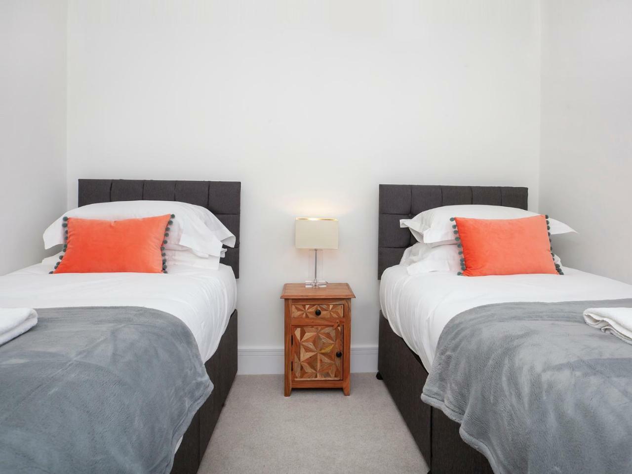 White House Apartments-Free Parking 1 Car Per Apartment Йорк Екстер'єр фото